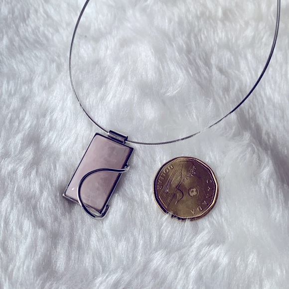 💠 Modernist Pink Quartz Pendant Necklace - Picture 7 of 7